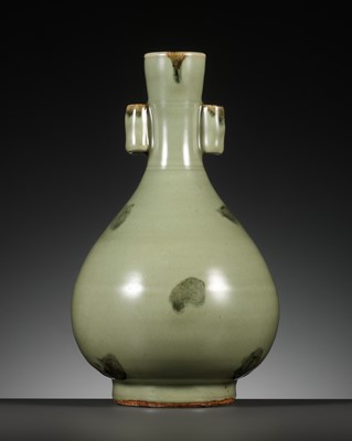 Lot 1999 - A LONGQUAN STYLE CELADON ‘TOBI SEIJI’ ARROW VASE, TOUHU, REPUBLIC PERIOD