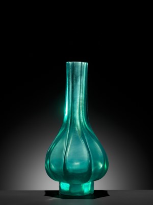 Lot 118 - AN IMPERIAL AQUAMARINE GLASS OCTAGONAL VASE, QIANLONG MARK AND PERIOD