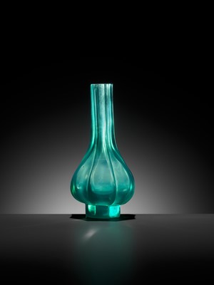 Lot 118 - AN IMPERIAL AQUAMARINE GLASS OCTAGONAL VASE, QIANLONG MARK AND PERIOD