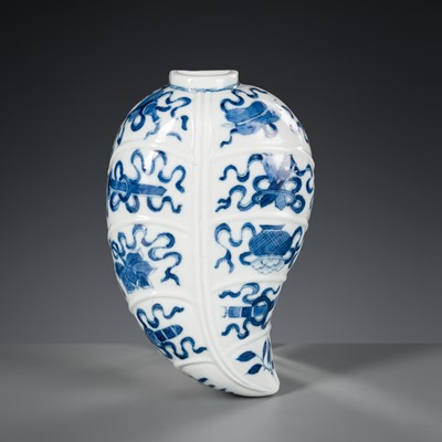 Lot 549 - A BLUE AND WHITE ‘ANBAXIAN’ WALL VASE