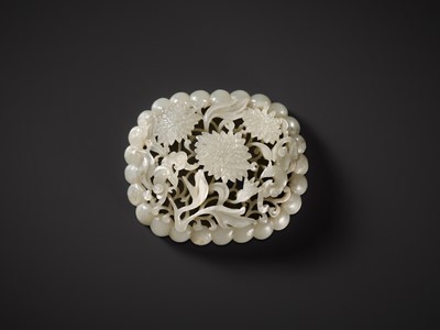 Lot 104 - A RETICULATED PALE CELADON JADE ‘CHRYSANTHEMUM AND BAT’ PLAQUE, JIN TO YUAN DYNASTY