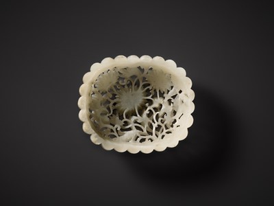 Lot 104 - A RETICULATED PALE CELADON JADE ‘CHRYSANTHEMUM AND BAT’ PLAQUE, JIN TO YUAN DYNASTY