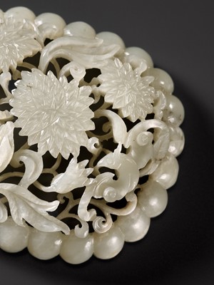 Lot 104 - A RETICULATED PALE CELADON JADE ‘CHRYSANTHEMUM AND BAT’ PLAQUE, JIN TO YUAN DYNASTY