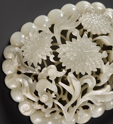 Lot 104 - A RETICULATED PALE CELADON JADE ‘CHRYSANTHEMUM AND BAT’ PLAQUE, JIN TO YUAN DYNASTY