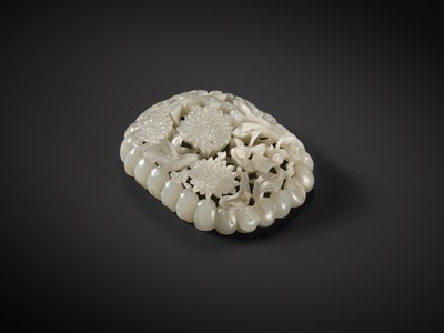 Lot 104 - A RETICULATED PALE CELADON JADE ‘CHRYSANTHEMUM AND BAT’ PLAQUE, JIN TO YUAN DYNASTY