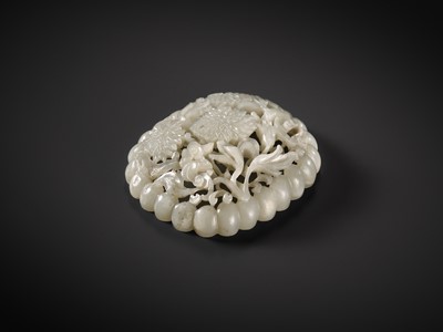 Lot 104 - A RETICULATED PALE CELADON JADE ‘CHRYSANTHEMUM AND BAT’ PLAQUE, JIN TO YUAN DYNASTY