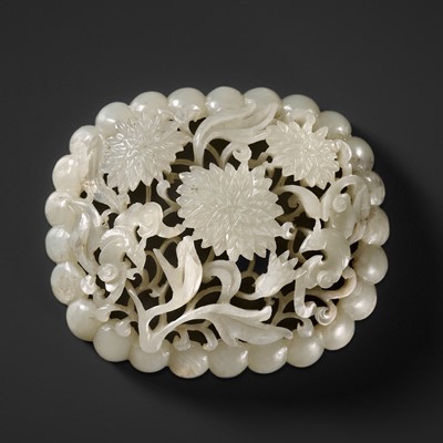 Lot 104 - A RETICULATED PALE CELADON JADE ‘CHRYSANTHEMUM AND BAT’ PLAQUE, JIN TO YUAN DYNASTY