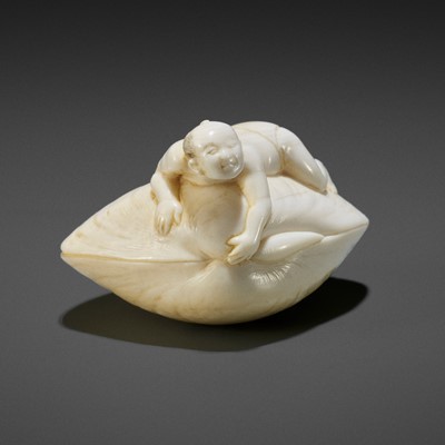 Lot 498 - JUGYOKU: A FINE IVORY SHUNGA NETSUKE OF A MAN WITH HAMAGURI CLAM