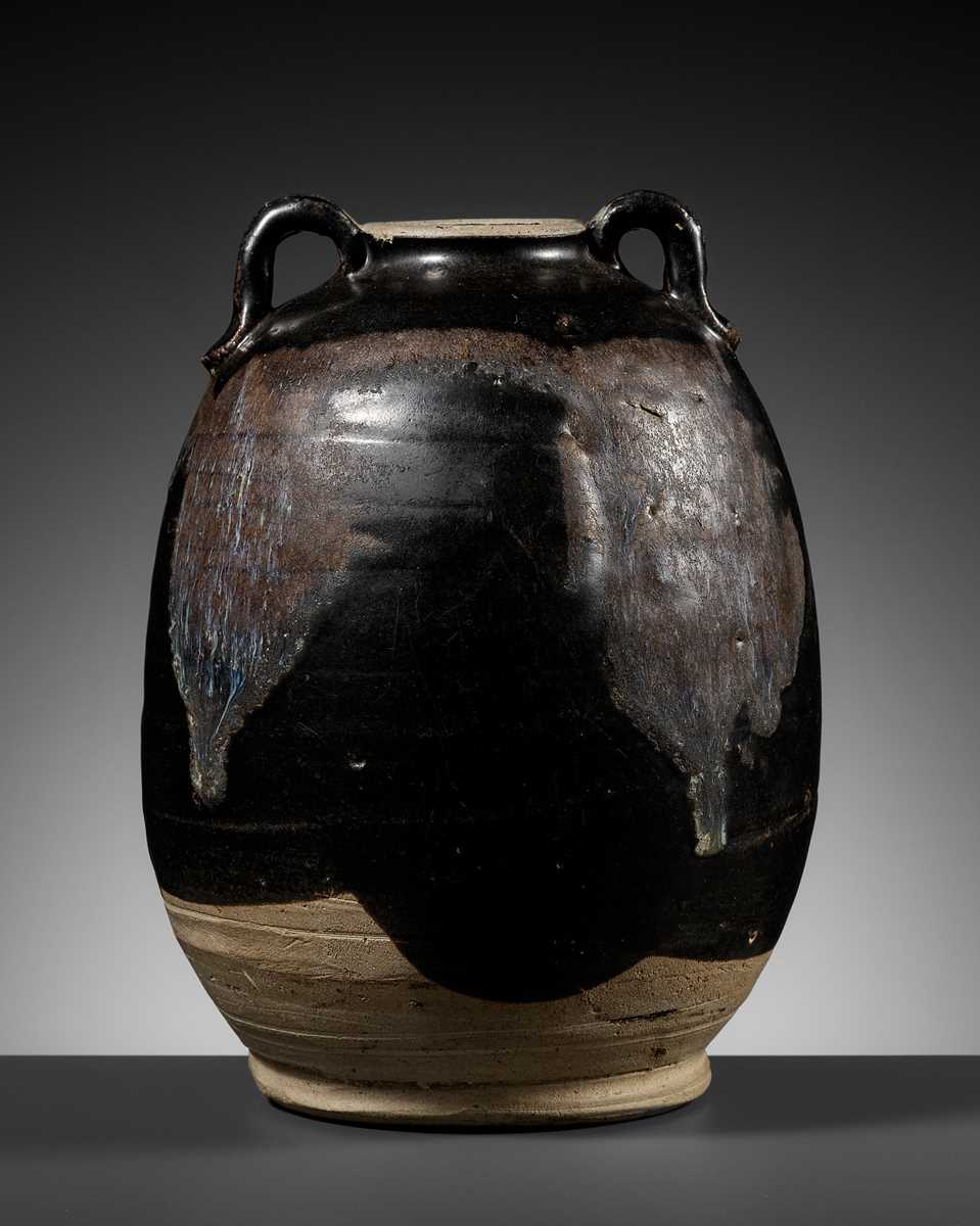 Lot 211 - A PHOSPHATIC-SPLASHED BLACK-GLAZED JAR, TANG DYNASTY