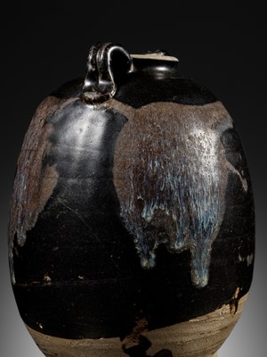 Lot 211 - A PHOSPHATIC-SPLASHED BLACK-GLAZED JAR, TANG DYNASTY