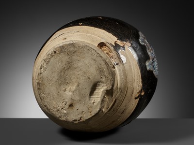 Lot 211 - A PHOSPHATIC-SPLASHED BLACK-GLAZED JAR, TANG DYNASTY