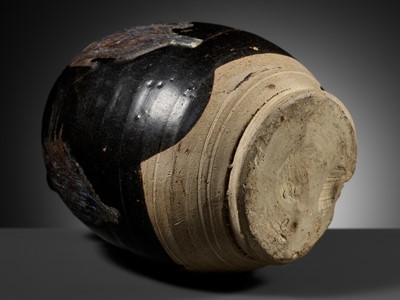 Lot 211 - A PHOSPHATIC-SPLASHED BLACK-GLAZED JAR, TANG DYNASTY