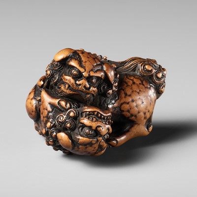 Lot 416 - A VERY FINE SMALL WOOD NETSUKE OF TWO PLAYFUL SHISHI