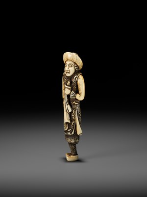 Lot 23 - A SUPERB AND LARGE IVORY NETSUKE OF A DUTCHMAN WITH A TRUMPET