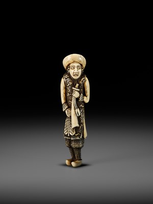 Lot 23 - A SUPERB AND LARGE IVORY NETSUKE OF A DUTCHMAN WITH A TRUMPET