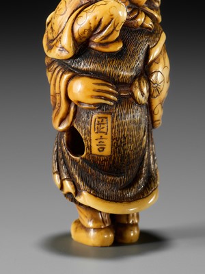 Lot 27 - OKAKOTO: A FINE IVORY NETSUKE OF A DUTCHMAN WITH CHILD