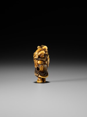 Lot 27 - OKAKOTO: A FINE IVORY NETSUKE OF A DUTCHMAN WITH CHILD