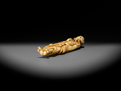 Lot 5 - A SUPERB AND LARGE IVORY NETSUKE OF A SENNIN WITH A MONKEY