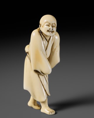 Lot 103 - AN EARLY OSAKA SCHOOL IVORY NETSUKE OF A YAKKO (SAMURAI'S SERVANT)