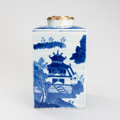 A BLUE AND WHITE PORCELAIN TEA CANISTER AS LAMP BASE, 19TH CENTURY