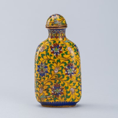 A YELLOW GROUND CLOISONNÉ ENAMEL ‘LOTUS’ SNUFF BOTTLE, 19th CENTURY