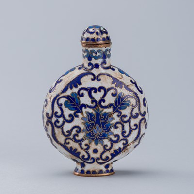 Lot 1825 - A ‘LOTUS’ WHITE GROUND CLOISONNÉ ENAMEL SNUFF BOTTLE, c. 1900s