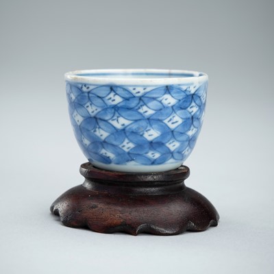 A SMALL BLUE AND WHITE PORCELAIN CUP, 16TH CENTURY