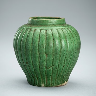 A GREEN GLAZED POTTERY JAR, MING DYNASTY