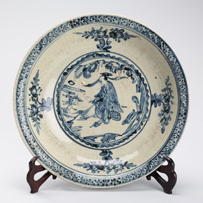 A LARGE BLUE AND WHITE ‘SWATOW’ PORCELAIN CHARGER, LATE MING DYNASTY