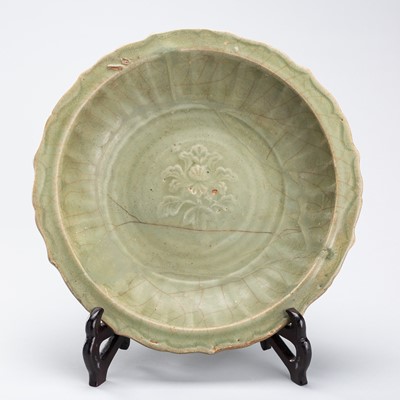 Lot 1864 - A LONGQUAN CELADON BARBED-RIM PORCELAIN CHARGER, MING DYNASTY