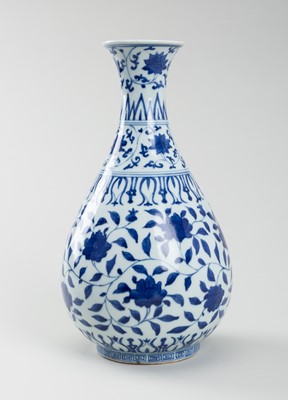 A BLUE AND WHITE PORCELAIN VASE, YUHUCHUNPING, c. 1920s