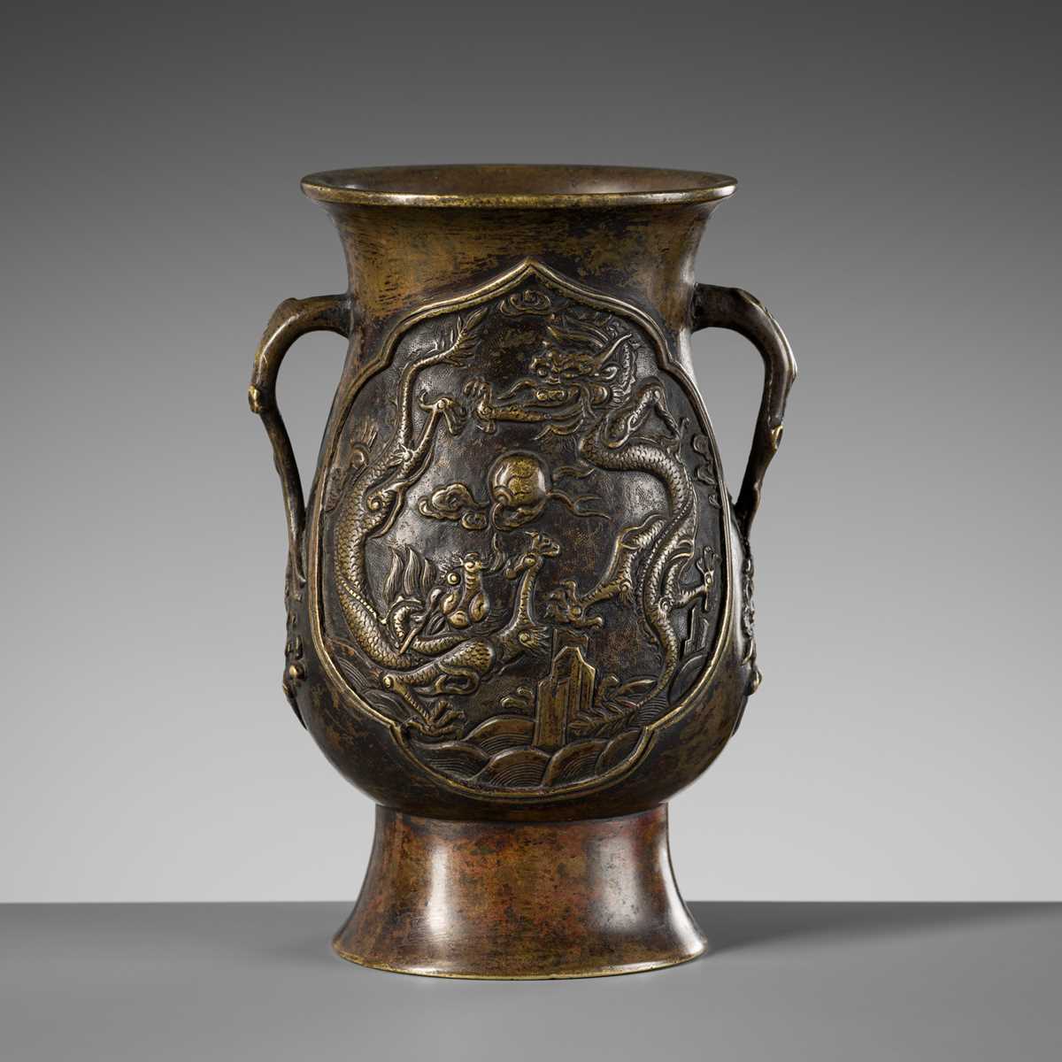 Lot 342 - A BRONZE ‘DRAGONS AND PHOENIXES’ VASE, HU,