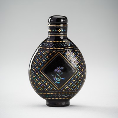 Lot 1800 - A MOTHER-OF-PEARL INLAID BLACK LAQUER SNUFF BOTTLE, QING DYNASTY