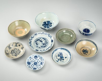 Lot 1870 - A LOT WITH NINE PORCELAIN DISHES AND BOWLS, MING TO QING DYNASTY