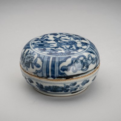 A 'SWATOW' BLUE AND WHITE PORCELAIN BOX, LATE MING