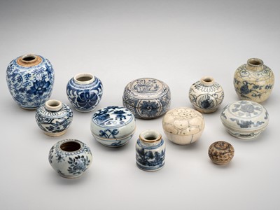 Lot 1871 - A LOT WITH TWELVE BLUE AND WHITE PORCELAIN VESSELS AND BOXES, MING TO QING