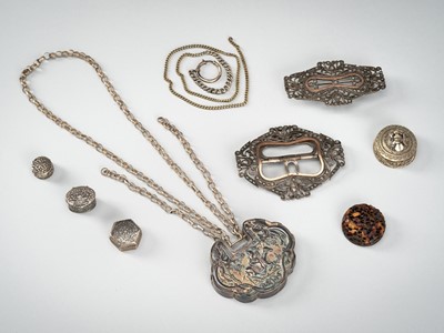 A MIXED LOT WITH FIVE MIXED METAL ACCESSORIES