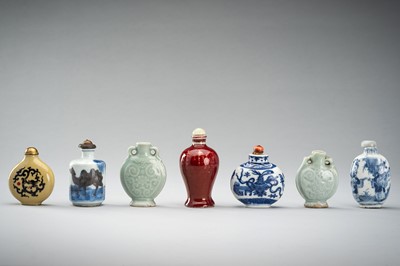 Lot 1801 - A LOT WITH SEVEN PORCELAIN SNUFF BOTTLES, c. 1900s