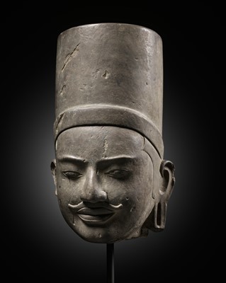 Lot 184 - A GRAY SANDSTONE HEAD OF VISHNU, KHMER, PHNOM DA STYLE, PRE-ANGKOR PERIOD