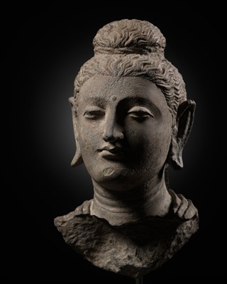 Lot 620 - A GRAY SCHIST HEAD OF BUDDHA, ANCIENT REGION OF GANDHARA