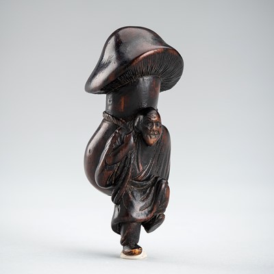 Lot 428 - A WOOD NETSUKE OF A MAN CARRYING A LARGE MUSHROOM, EDO PERIOD