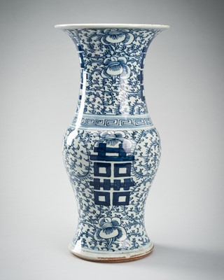 Lot 1913 - A BLUE AND WHITE DOUBLE HAPPINESS YEN YEN PORCELAIN VASE, QING DYNASTY