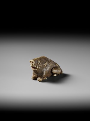 Lot 42 - A KYOTO SCHOOL IVORY NETSUKE OF A FRIGHTENED RECLINING BOAR