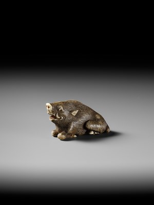 Lot 42 - A KYOTO SCHOOL IVORY NETSUKE OF A FRIGHTENED RECLINING BOAR