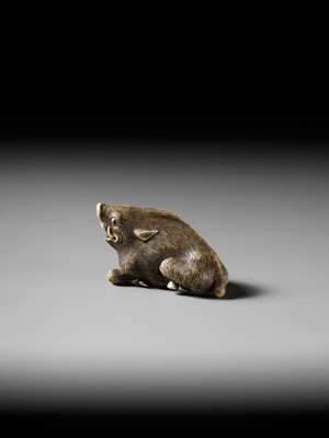 Lot 42 - A KYOTO SCHOOL IVORY NETSUKE OF A FRIGHTENED RECLINING BOAR