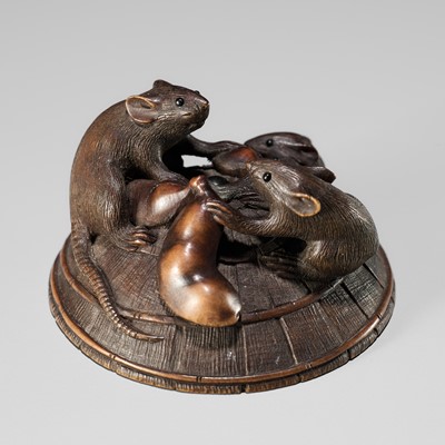 Lot 181 - KEIGETSU: A WOOD NETSUKE OF RATS ON A STRAW HAT