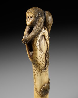 Lot 384 - AN ANTLER CANE HANDLE OF A MONKEY AND A WASP