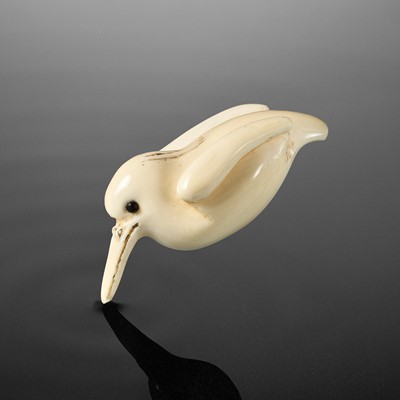 Lot 443 - A RARE OSAKA SCHOOL MARINE TOOTH NETSUKE OF A DIVING KINGFISHER (KAWASEMI)