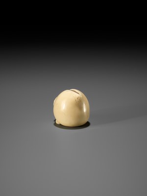 Lot 39 - RANICHI: AN IVORY NETSUKE OF A PEACH