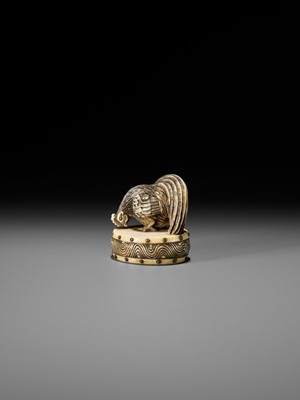 Lot 53 - A FINE KYOTO SCHOOL IVORY NETSUKE OF A COCKEREL ON A WAR DRUM